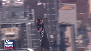 Россияне могут попасть под суд в США за романтическое предложение на небоскребе