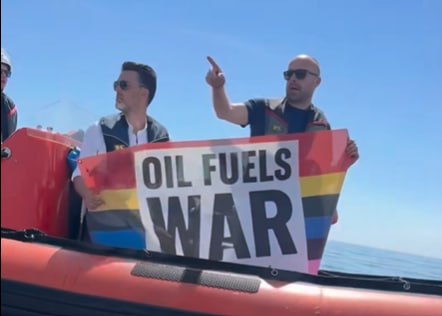 Российский военный корабль приблизился к лодке Greenpeace во время акции против «теневого флота»