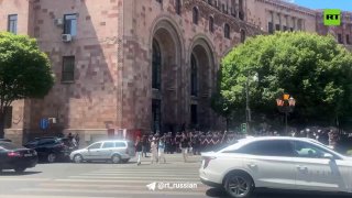 Полиция в Ереване не пускает протестующих к месту встречи Пашиняна и фон дер Ляйен