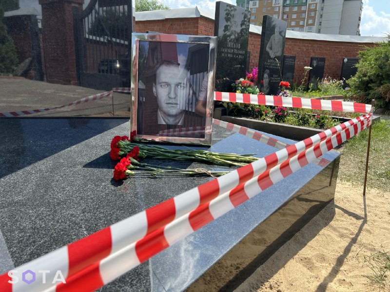 На могиле Алексея Навального завершают установку памятника