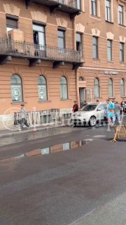 А говорят ещё, что рыцарей в наше время не осталось. Просто они все в Петербурге 😉
