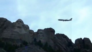 Новый "Борт №1" ВВС США пролетел над горой Рашмор в честь 250-летия независимости США
