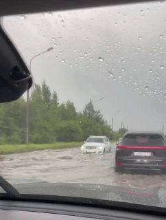 Проспект Энгельса в Санкт-Петербурге затопило из-за сильнейшего ливня