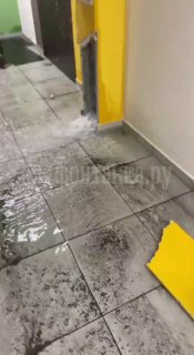 На Воронцовском бульваре в Петербурге прорвало ливневую канализацию
