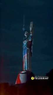 Монумент «Родина-Мать» в Киеве подсветили цветами флага США