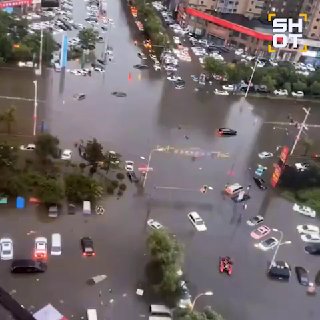 Два человека погибли в результате наводнений в Китае из-за тайфунов и ливней