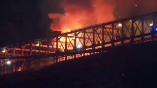 На Бруклинском мосту в Нью-Йорке вспыхнул пожар из-за салютов