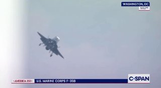 Истребитель F-35B продемонстрировал вертикальный взлёт над Национальной аллеей в США