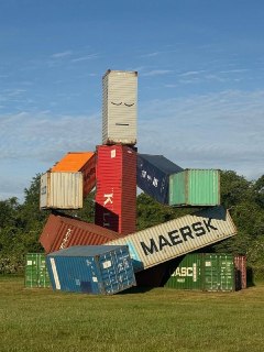 Художник Мэтт Джонсон создал «Медитирующую фигуру» из 12 морских контейнеров