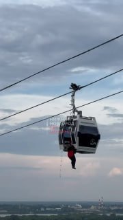 Ураган остановил канатную дорогу над Волгой: пассажиров эвакуируют с высоты 80 метров