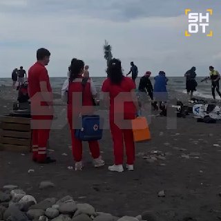 В Сочи кайтсёрфера выбросило на берег из-за штормового ветра