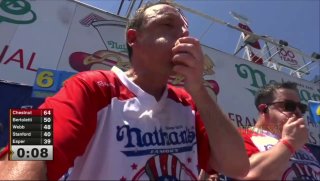 Американец в 18-й раз выиграл конкурс по поеданию хот-догов