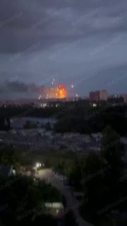 Попадание ракеты привело к детонации пусковой установки ЗРК или склада ракет
