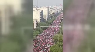 Миллионная демонстрация в Тегеране в ожидании тел Али Хаменеи и его семьи