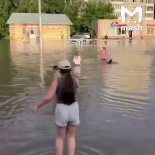 Школьников из Барнаула заставил отлипнуть от смартфонов сильный дождь