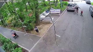 Мать заставила сына встать на колени и целовать ей ноги