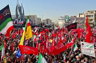 Сотни тысяч человек собрались в Тегеране на траурном шествии в память о Хаменеи