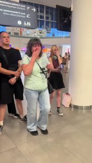 В сети спорят из-за видео с парнем, вернувшимся из армии: кто важнее — мать или девушка?