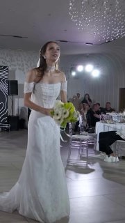 Мать парня перетянула внимание на себя во время предложения дочери на чужой свадьбе