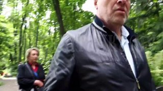 Фотограф Миша Огнев запечатлел на видео хулигана на кладбище