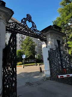 В Москве началась реставрация исторической ограды Демидовских заводов перед Педагогической библиотекой