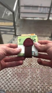 В Беларуси презентовали зажим для денег, отражающий финансовое состояние владельца