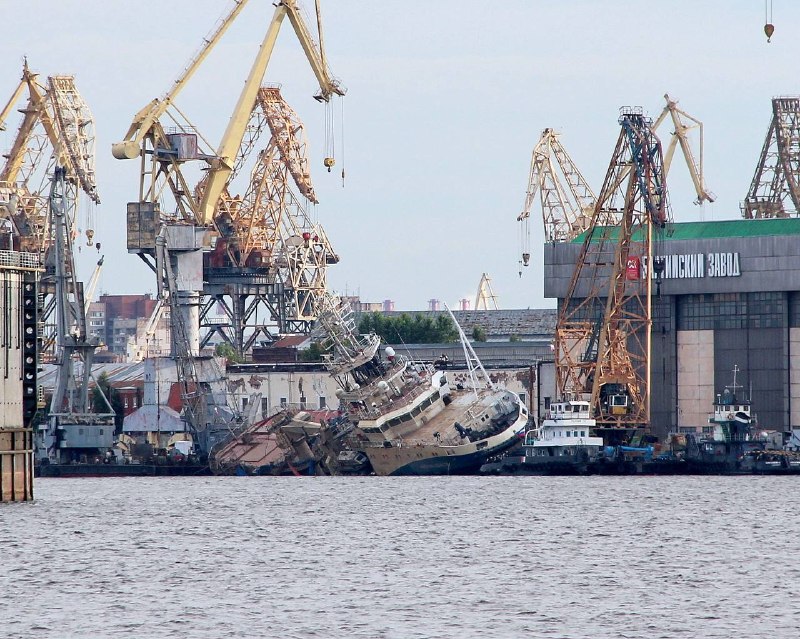 На Балтийском заводе продолжается подъем буксира «Капитан Ушаков»