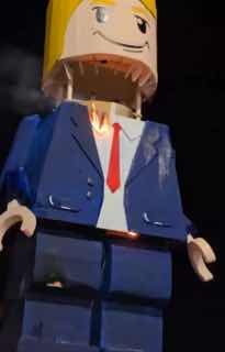 В Иране во время траура по аятолле Хаменеи сожгли чучело Трампа из Lego