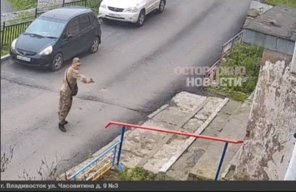 Во Владивостоке мужчина в военной форме угрожал прохожей расстрелом из пистолета