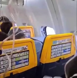 Пассажир рейса Ryanair едва не выпал из самолета из-за повреждения иллюминатора