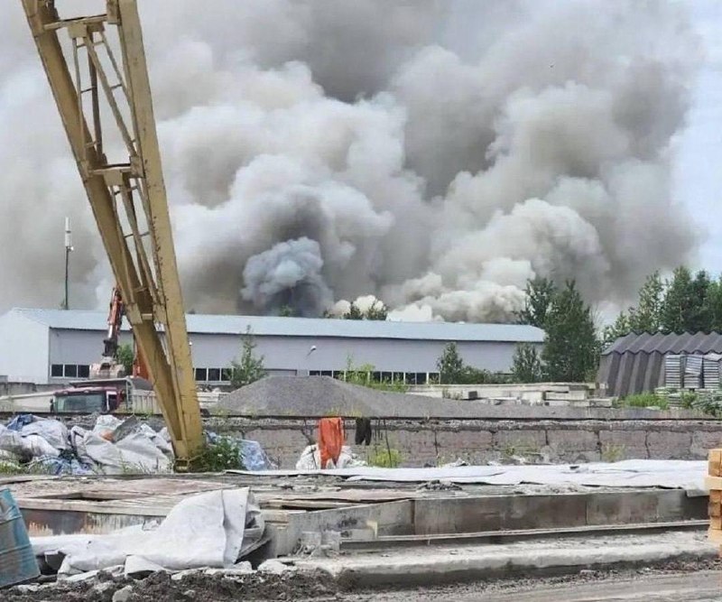 В Металлострое вспыхнул крупный пожар в ангаре