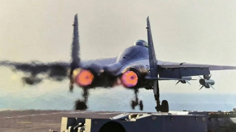 Китайский истребитель J-15T запечатлен с тяжелым вооружением при взлете с авианосца