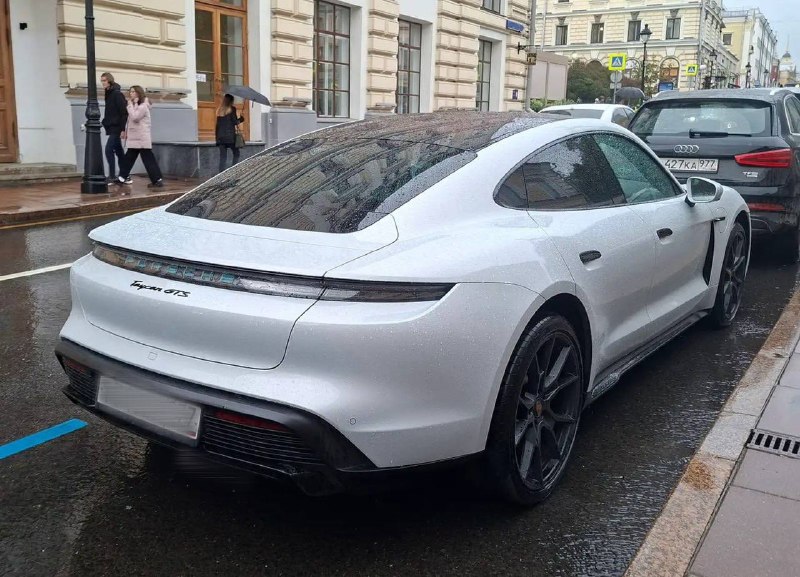 В Москве москвич угнал Porsche, разбил его в ДТП и вернул обратно на парковку