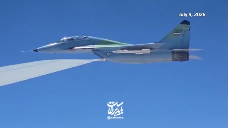 Иранские истребители сопровождают борт с Аятоллой Али Хаменеи