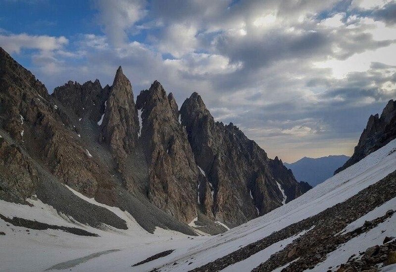 На пике горы МНР погиб альпинист, его напарник в тяжелом состоянии
