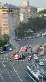 В московских Сокольниках загорелся трамвай