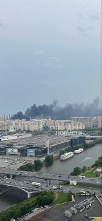 В подмосковном Красногорске горит крыша торгового центра