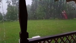 Сильный ливень с грозой в Тверской области движется на Москву