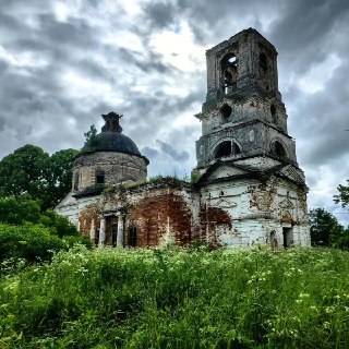 В заброшенном храме в Вологодской области обнаружили сохранившуюся фреску в стиле классицизма