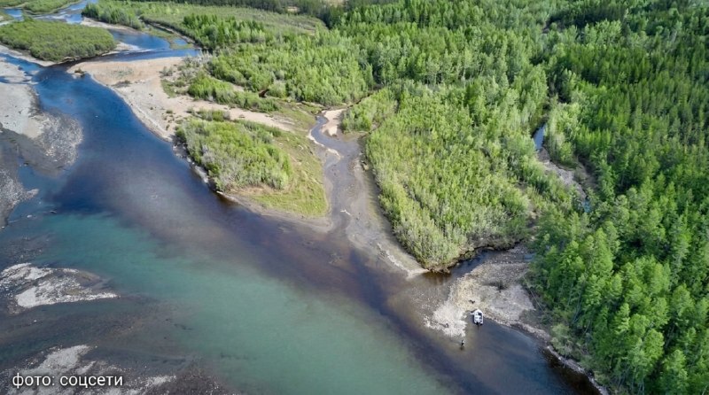 В Якутии вездеход золотодобытчика затонул в реке вместе с водителем
