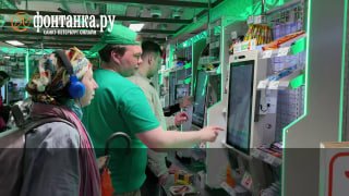 Кассир Дамир стал звездой соцсетей благодаря доброжелательности к покупателям