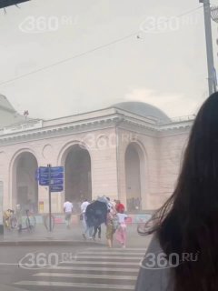В Москве из-за сильного ветра люди падают, а зонты выворачиваются