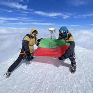 Альпинисты водрузили флаг Запорожской области на вершине Эльбруса