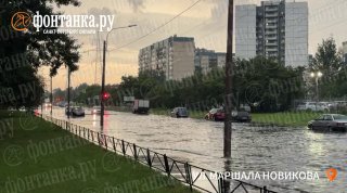 Дороги на северо-западе Петербурга ушли под воду из-за наводнения