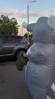 В Хабаровском крае группа лиц с канистрами пролезла без очереди на АЗС