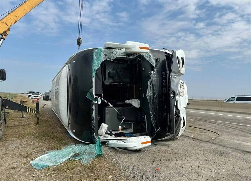 В Азербайджане в результате опрокидывания автобуса пострадали 21 человек