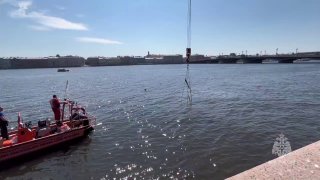В Неву упал легковой автомобиль после ДТП на Университетской набережной