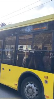 В Киеве полиция извлекает задержанного из автобуса в присутствии представителя ТЦК