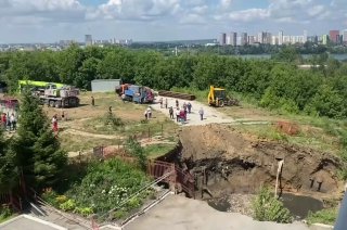 В Новосибирске из-за аварии на водопроводе обрушился грунт возле жилого дома