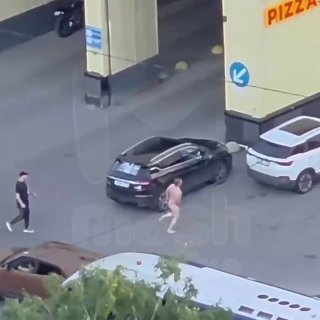 Голожопый танцор устроил «солевой» балет для прохожих в Петербурге